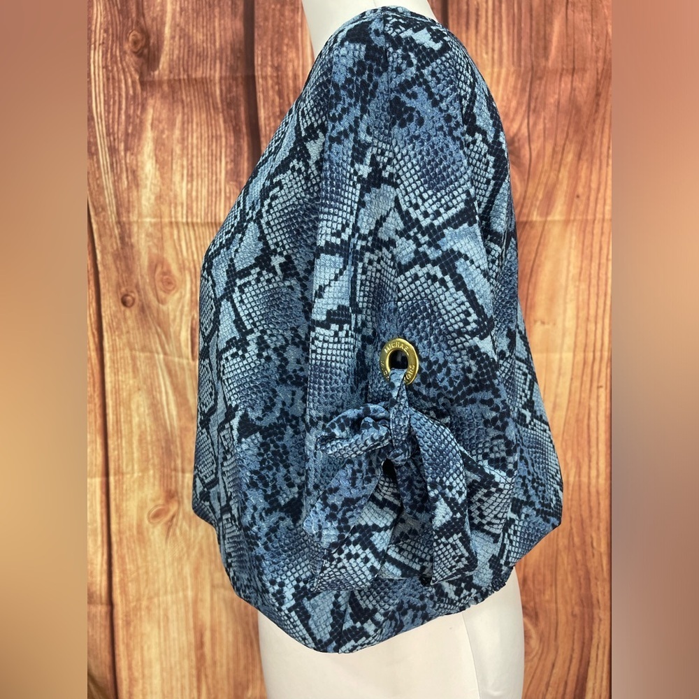 Michael by Michael Kors blue snake print boat neckline smocked blouse women’s M - Picture 6 of 17